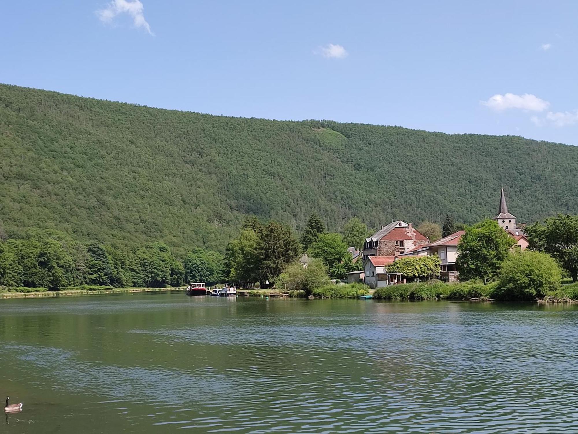 Entre Meuse Et Foret Revin  Esterno foto